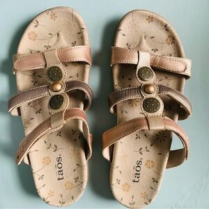 EUC Taos Prize metallic leather multi strappy slide sandals.  Size 7.